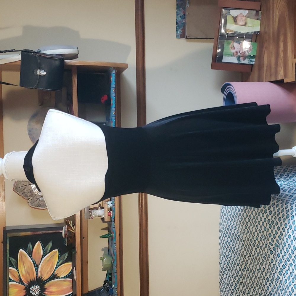 ✅SOLD✅ Black velour halter dress size large - Picture 5 of 8